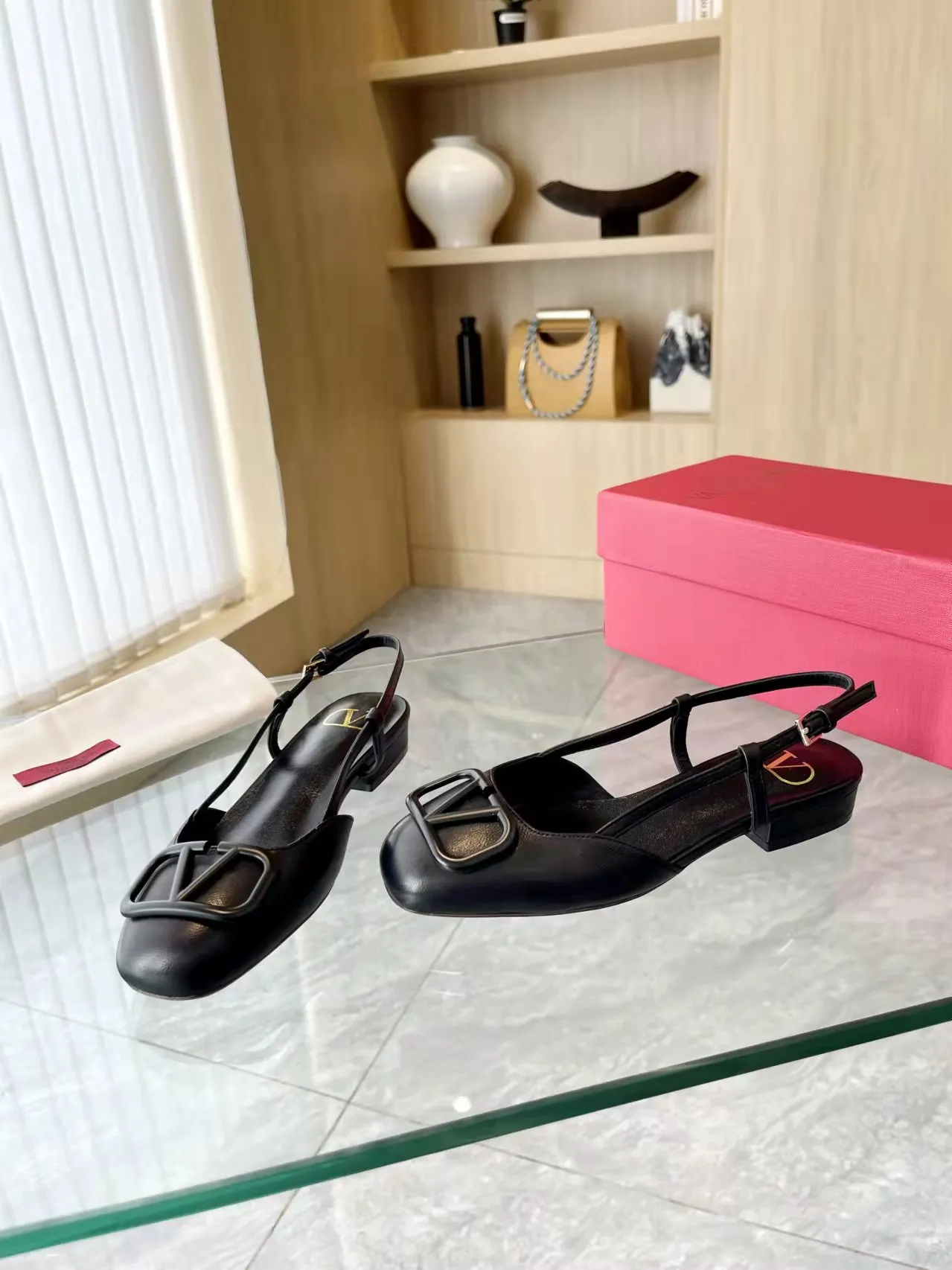 👟👟Ex-factory price 400👟👟 Genuine leather sole +40 Top version 𝑉𝐴𝐿𝐸𝑁𝑇𝐼𝑁𝑂 Valentino new spring and summer women's back hollow new sandals. Unique V-buckle hardware accessories bring out a full sense of luxury. The new season will live up to expectations! Worth buying★Absolutely high-grade❥Original method, Absolutely sensual❥Elegant style, creating a different feeling, simple and elegant style!  Code number: 35-41 (34-42 customized, non-returnable) Fabric: Imported sheepskin Inner foot pads: Inner sheepskin Heel height: 2 cm Leather outsole Rubber outsole